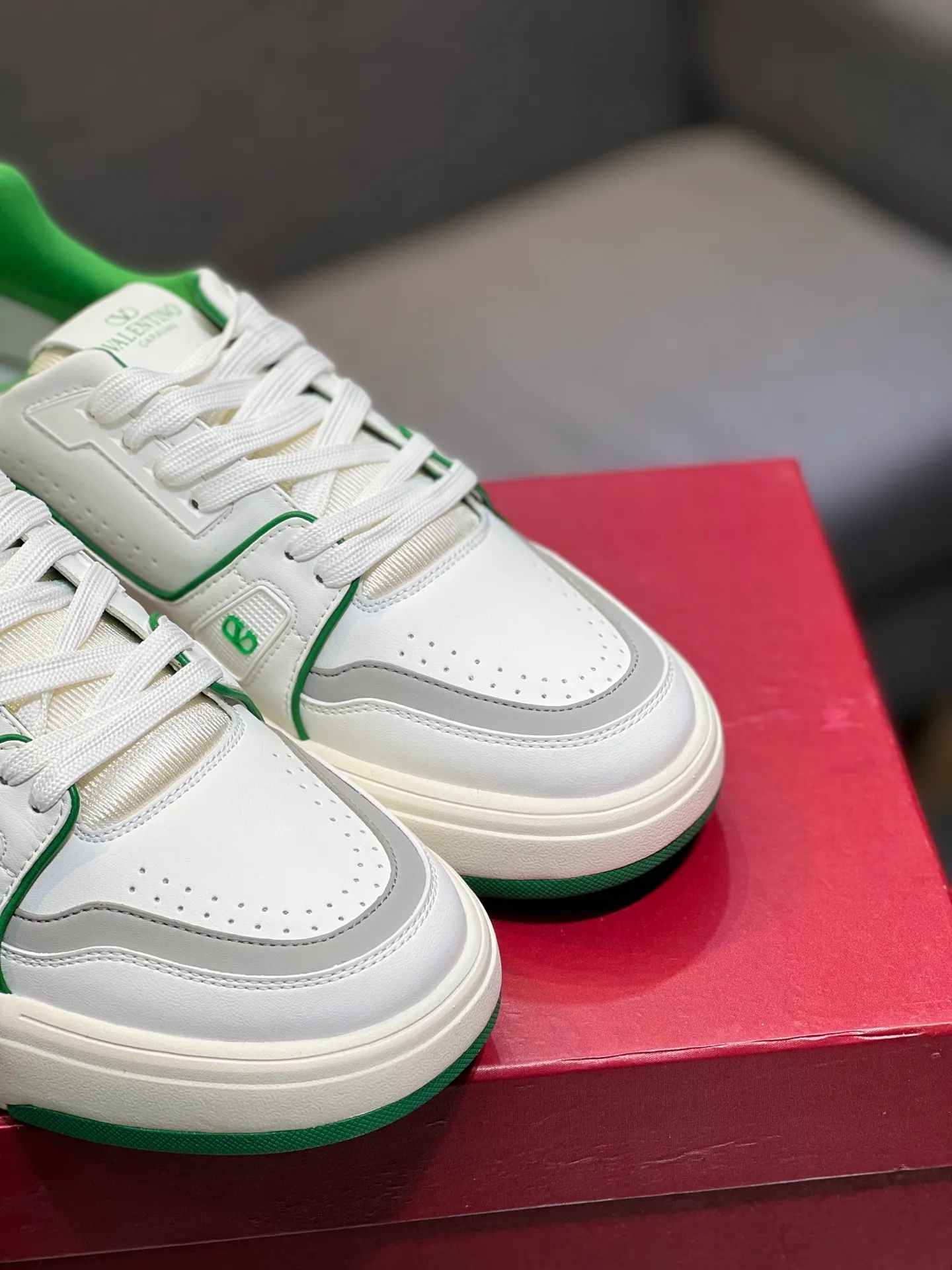 Men's men's shoes 💰660 𝑽𝒂𝒍𝒆𝒏𝒕𝒊𝒏𝒐 Valentino 𝑶𝒏𝒆𝑺𝒕𝒖𝒅 Couple's sneaker series Valentino 2025 latest couple's sneakers, celebrity style, hot sale. The original ZP was purchased and dismantled. Repeated pattern making and modification. I strive to restore the original version 1:1! Top luxury masterpiece, soft and comfortable, combining fashion and leisure, bringing excellent elegant texture and excellent on-foot comfort. Top purchase version upper: imported calfskin surface/original oil edge craftsmanship. Inner: water-dyed cowhide lining. Outsole: original development 𝐓𝐏𝐔 two-color combination outsole. Packaging: original configuration complete package. Code number: 35-44 yards. 34.45 can be customized. Can be customized (self-labeled-no label) order.